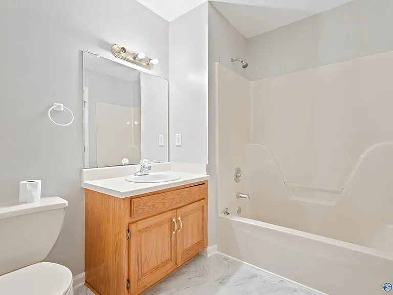 135 Castleton Dr — Photo 7
