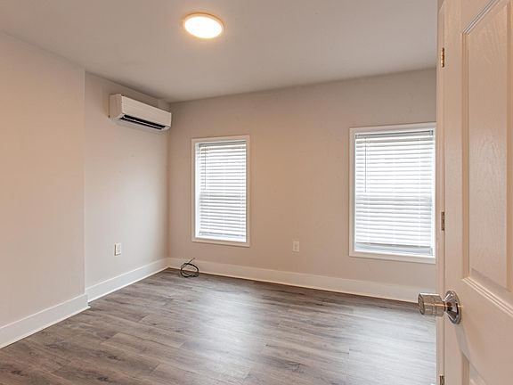 4th image of 2318 N Beechwood St #9