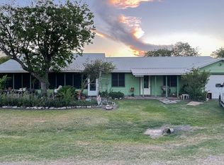 702 S 13th St, Seadrift, TX 77983