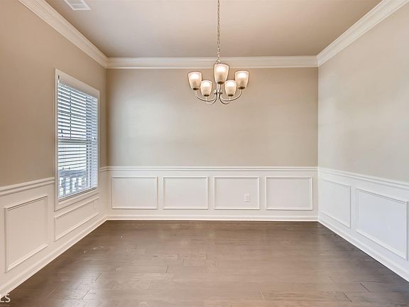 4th image of 233 Evergreen Way