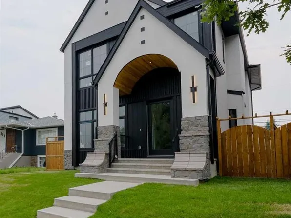 2207 N Victoria Cres NW, Calgary, AB T2M 4E4