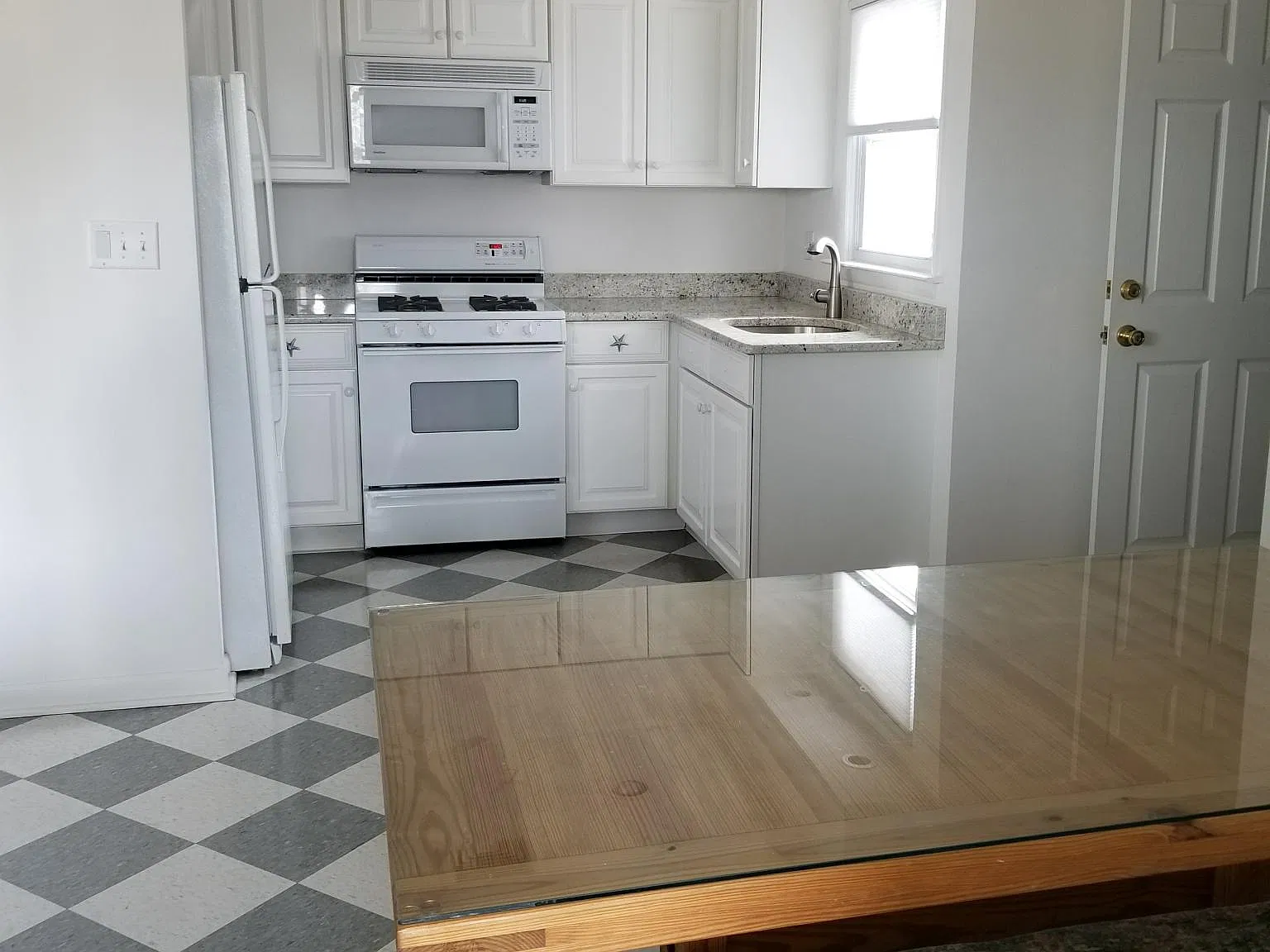 3 bed, 1.5 bath, 1450 sqft, $2,100 — Photo 4