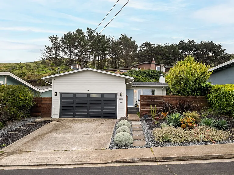 812 Edgemar Ave — Photo 1