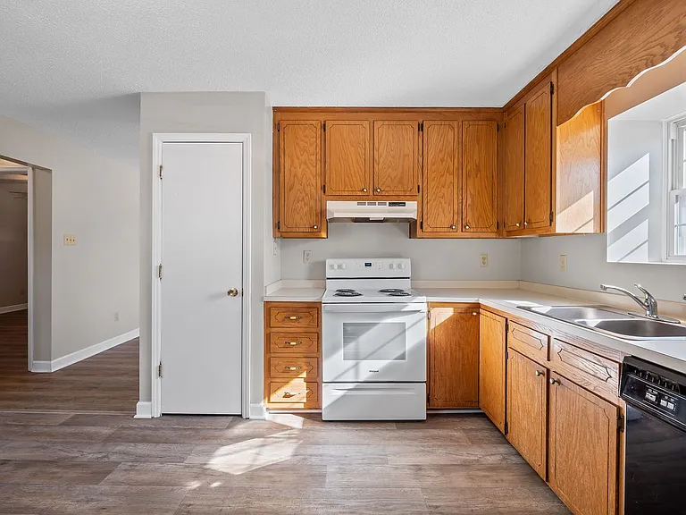 Silver Birch Apartments — Photo 18