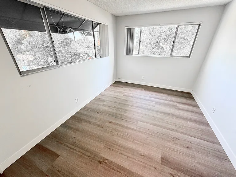 585 W Sierra Madre Blvd — Photo 34