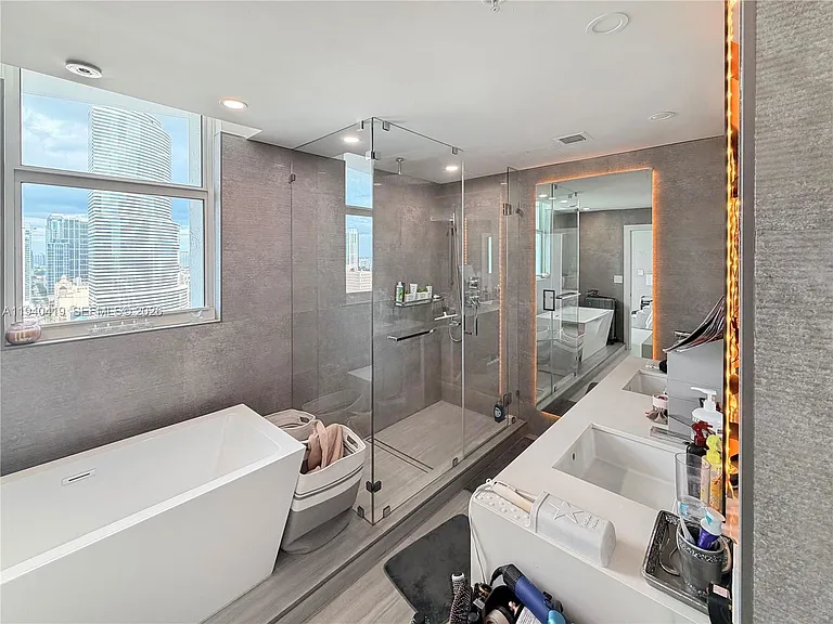 31 SE 5th St #3412 — Photo 17