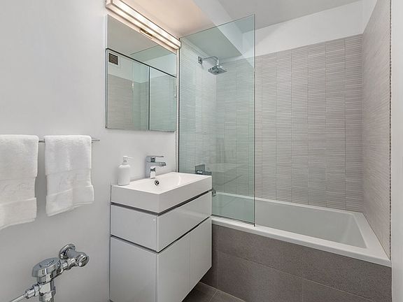 5th image of 32 Gramercy Park S APT 11M