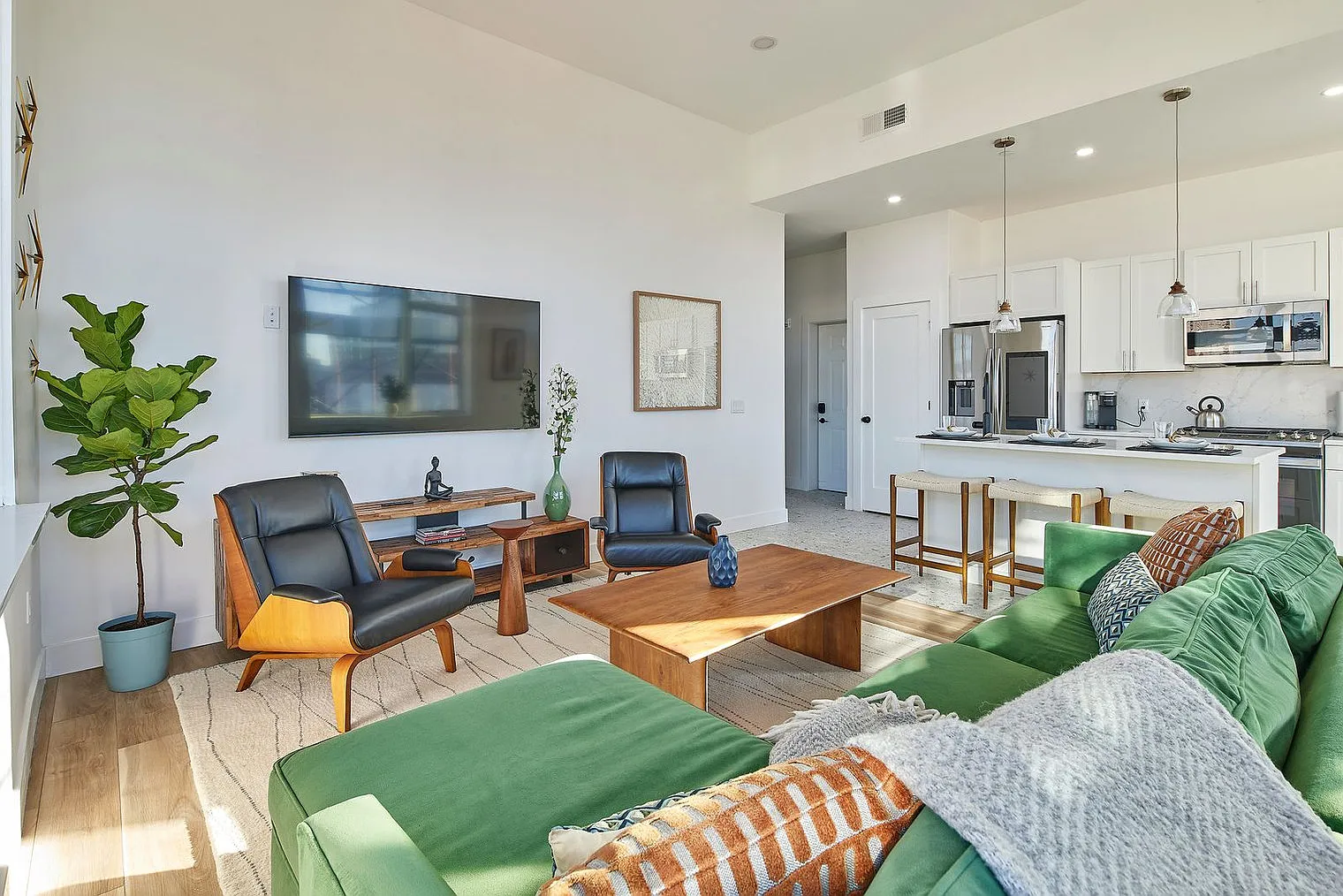 2 bed, 2.0 bath, 1001 sqft, $13,840 — Photo 2