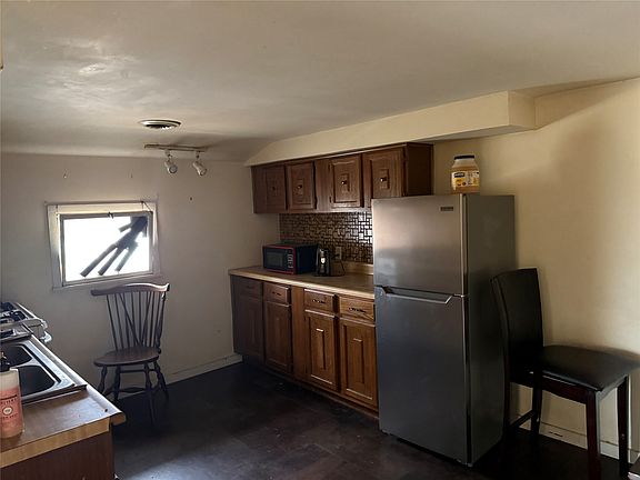 5th image of 33 Mill St