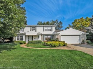 5664 N Rainbow Ln, Waterford, MI 48329