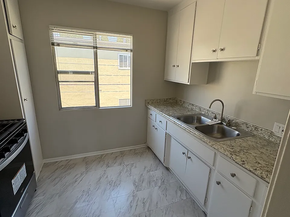 1557 N Alexandria Ave #18
