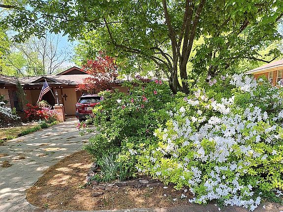 Beautiful yards, fenced in b