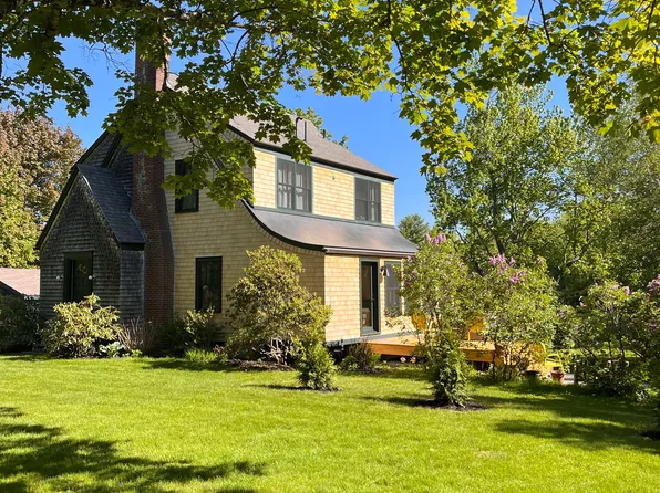 101 Robbins Rd, Hope, ME 04847