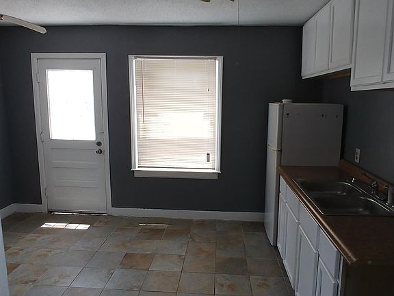 4th image of 4432 Myrtle Ave