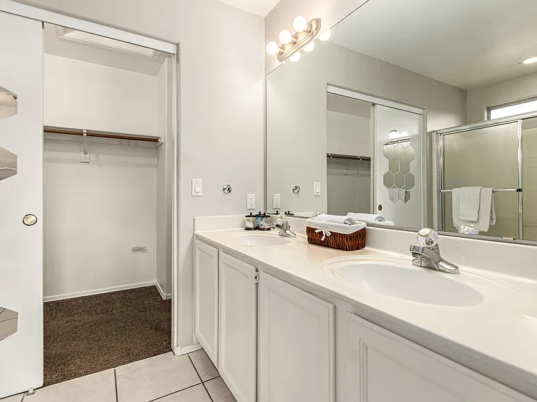 3223 E Poinsettia Dr — Photo 22