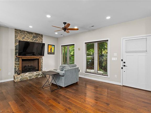 4th image of 634 Eisenhower St