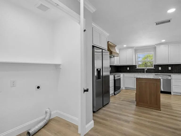 304 N Main St — Photo 9