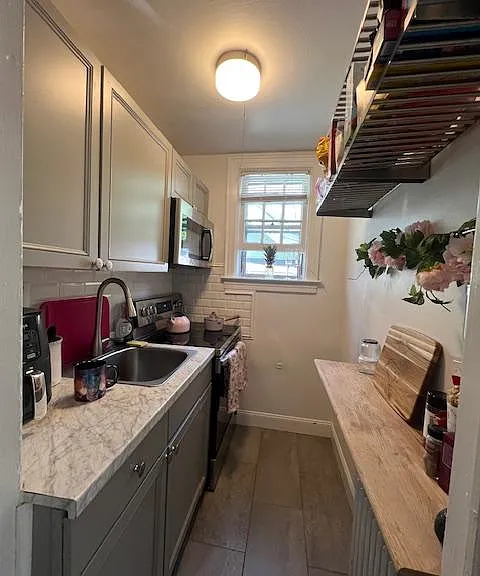 49 Bayview Ave #1R — Photo 4