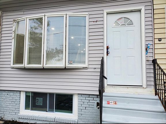 2nd image of 4810 Aspen St