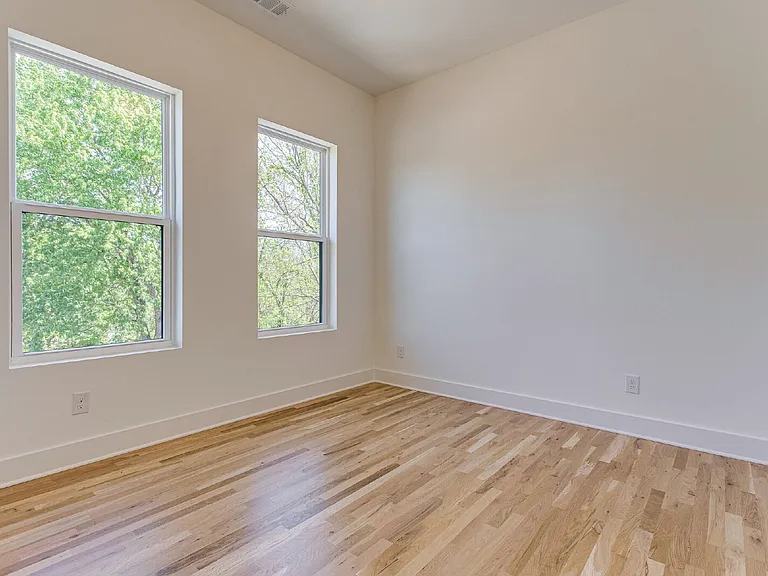 303 Riverside Dr #B — Photo 45