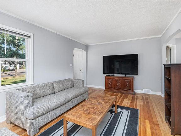 3rd image of 325 5th Ave N