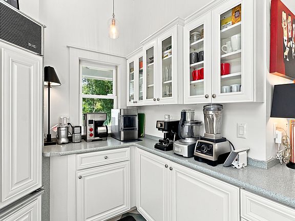5th image of 313 Warren Rd #1