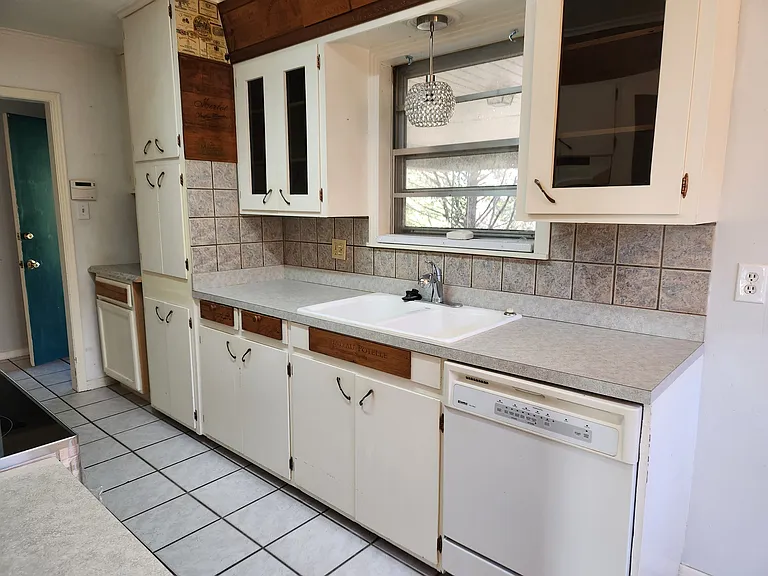 100 Bafanridge St — Photo 10