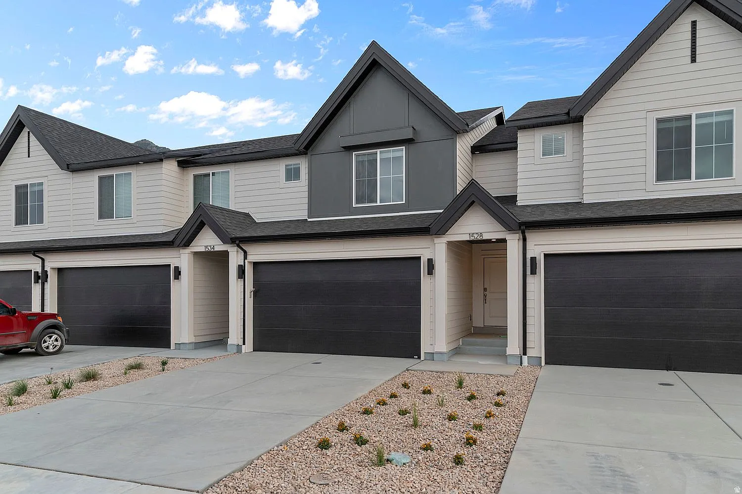 3 bed, 2.5 bath, 2187 sqft, $2,200 — Photo 2