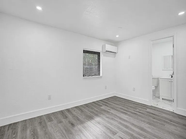 940 SW 28th St #2 — Photo 14
