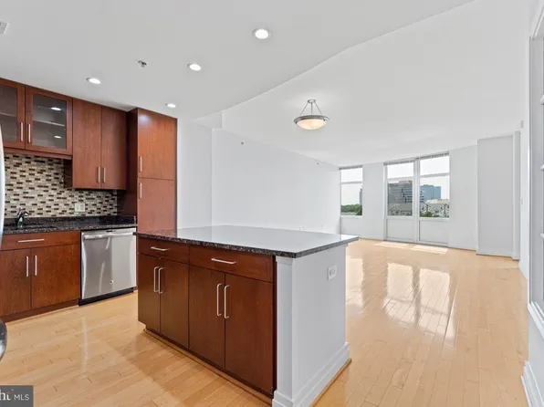 8220 Crestwood Heights Dr APT 910, Mc Lean, VA 22102
