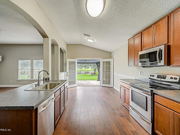 4th image of 640 W Johns Creek Pkwy