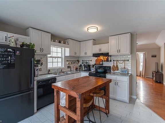 3rd image of 105 Cloverfield Ct