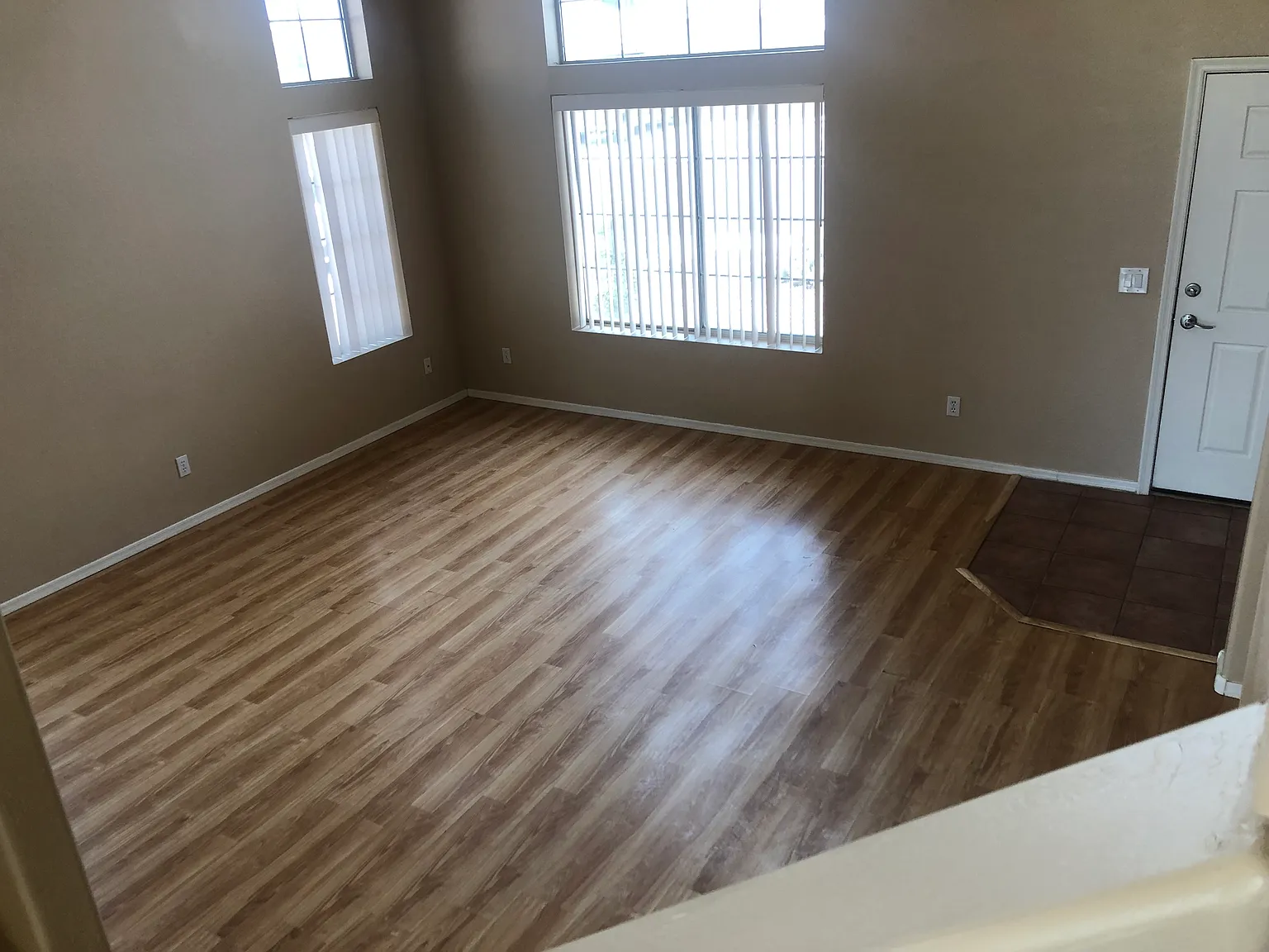 3 bed, 2.5 bath, 1729 sqft, $1,950 — Photo 2