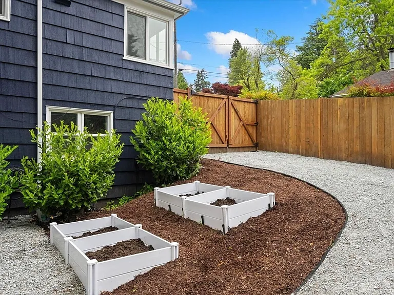 4037 NE 109th St — Photo 32