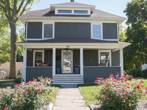 819 7th St, De Witt, IA 52742