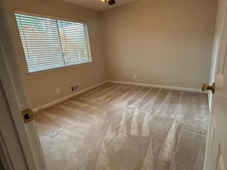 1019 Jonathan Ln — Photo 13