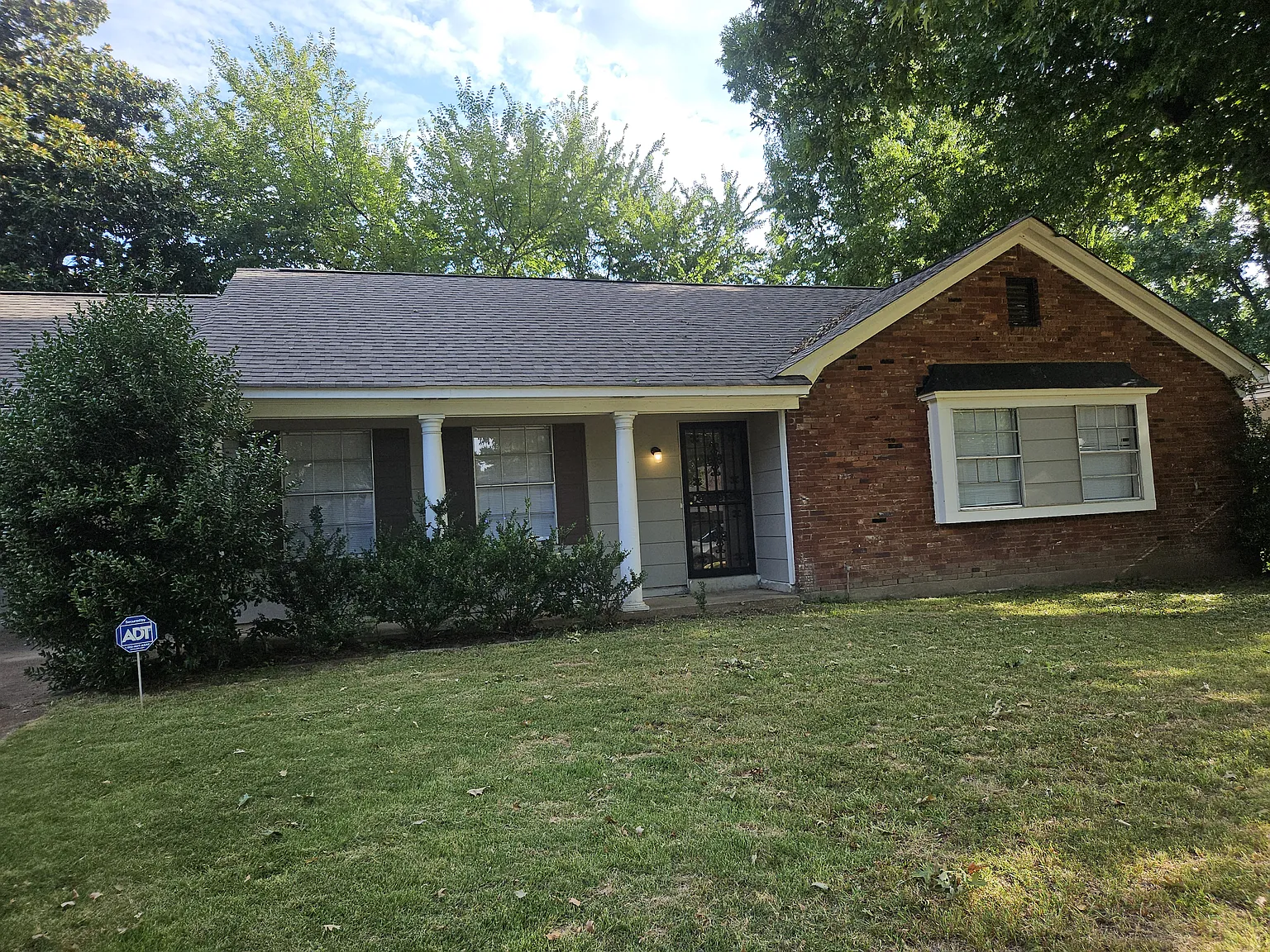 3 bed, 1.5 bath, 1319 sqft, $1,350 — Photo 1