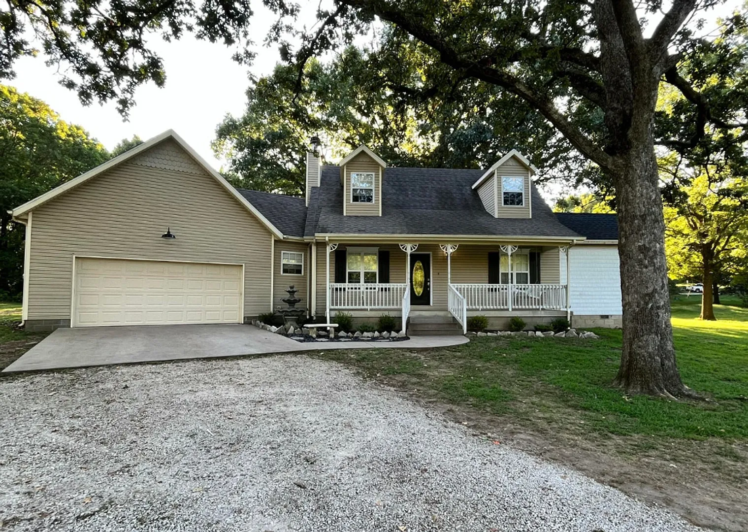3 Bedroom 2.5 Bathroom House — Photo 2