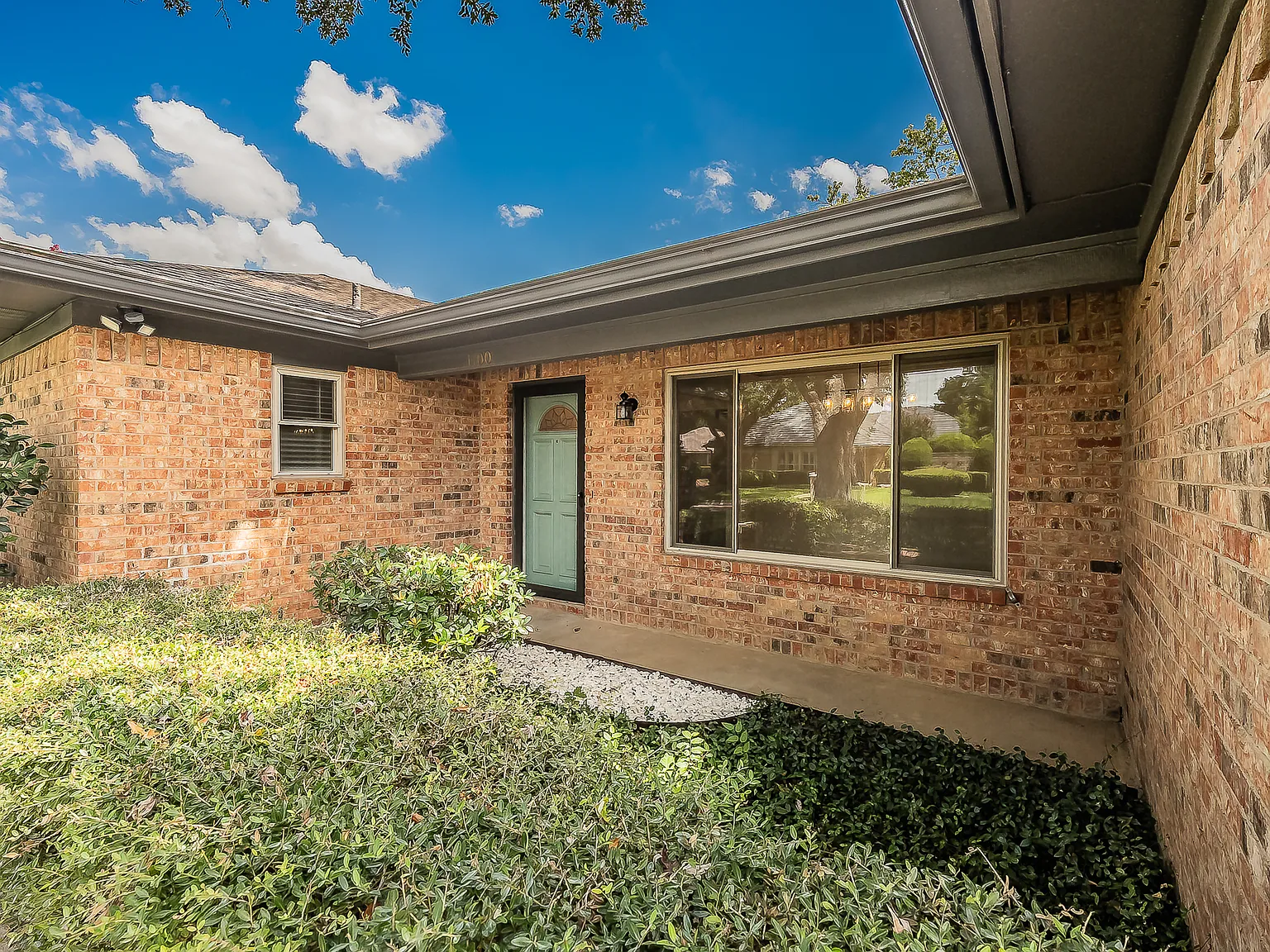 3 bed, 1859 sqft, $2,500 — Photo 2