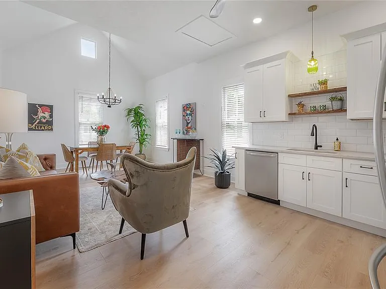 408 E Amelia Ave — Photo 10