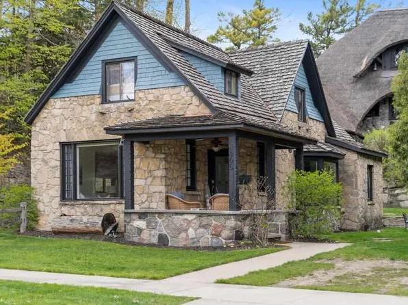 305 Clinton St, Charlevoix, MI 49720