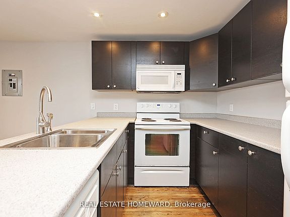 4th image of 156 Royal York Rd