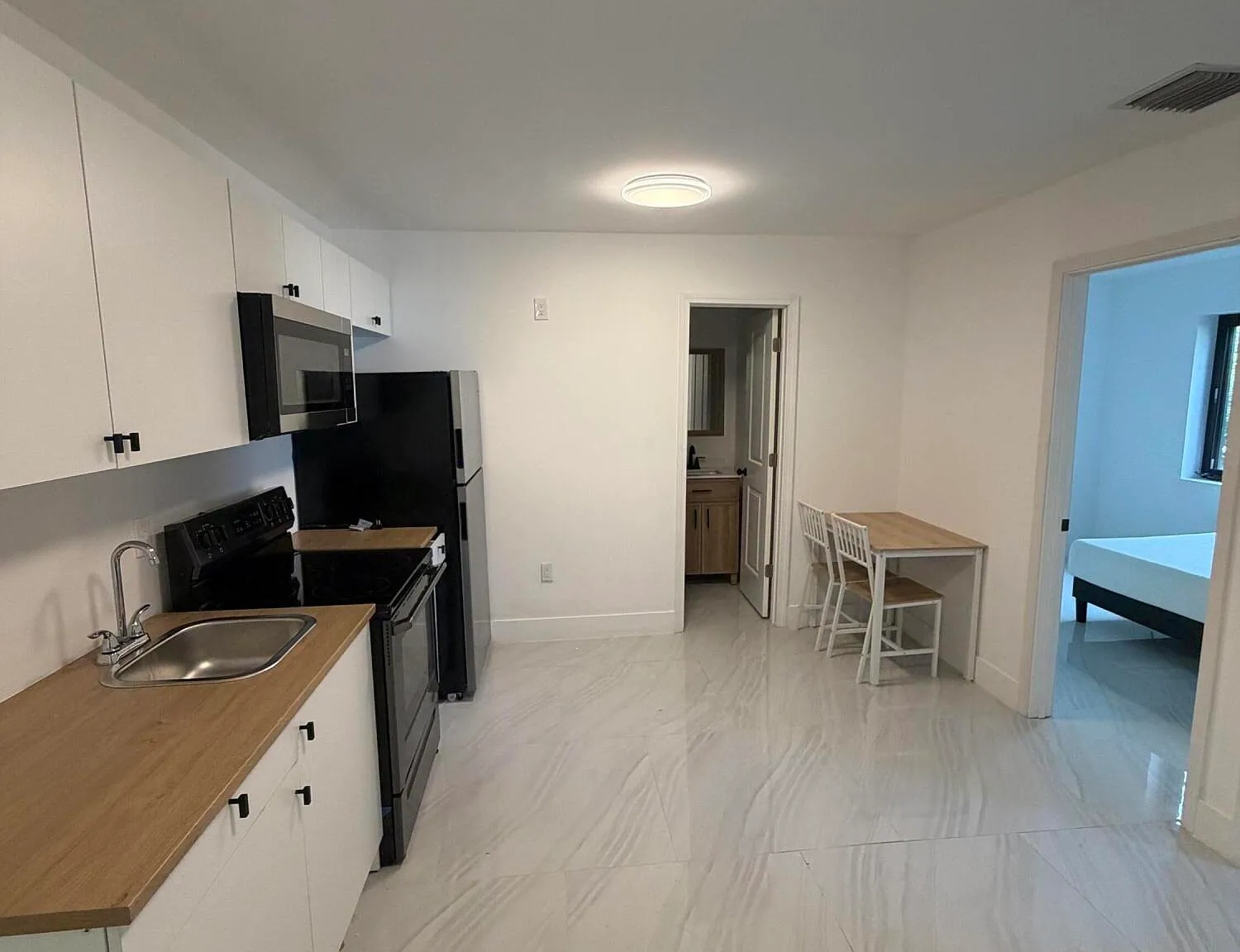 2 bed, 1.0 bath, 749 sqft, $2,400 — Photo 2