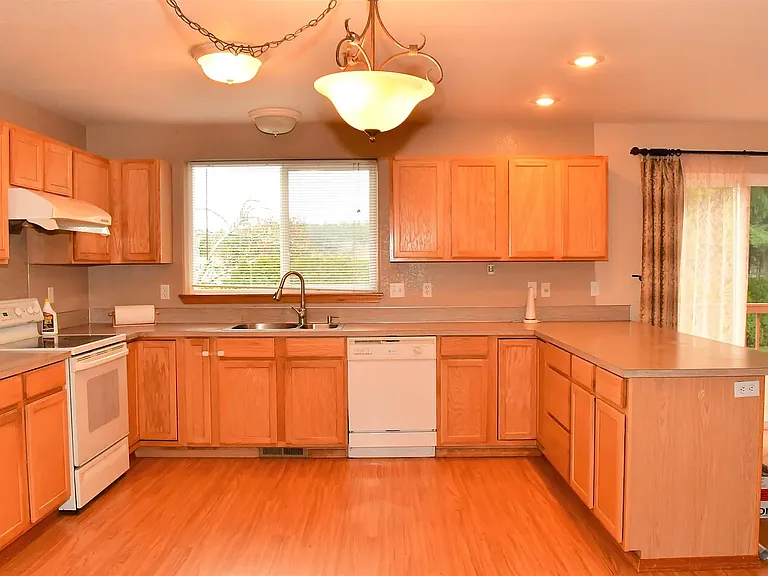 4819 Siskiyou Loop SE — Photo 12