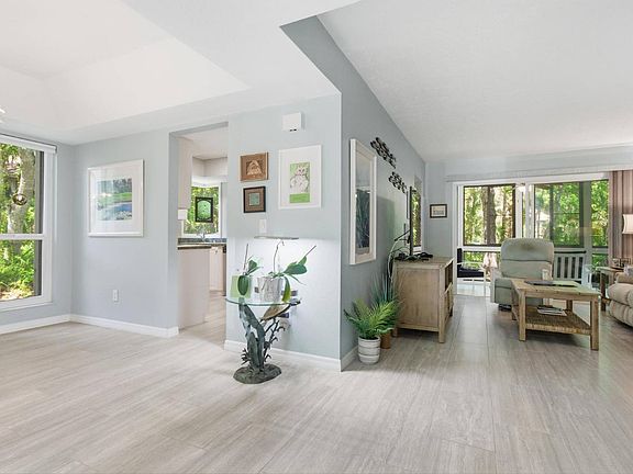 2nd image of 5 Mid Oaks Cir