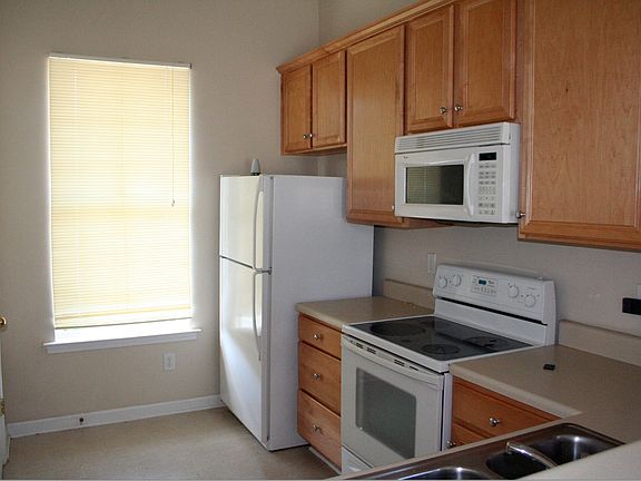 Spacious Kitchen w/ ALL Appliances