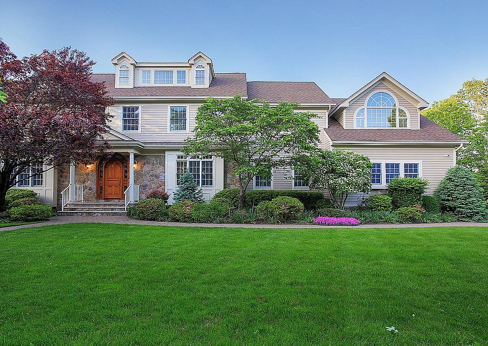 2nd image of 1211 Sedgewick Ave