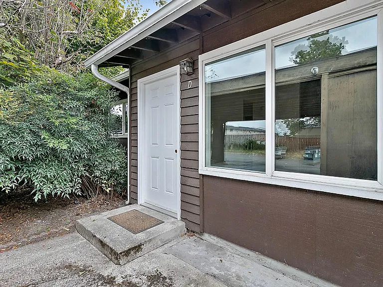 417 22nd St SE #D — Photo 17
