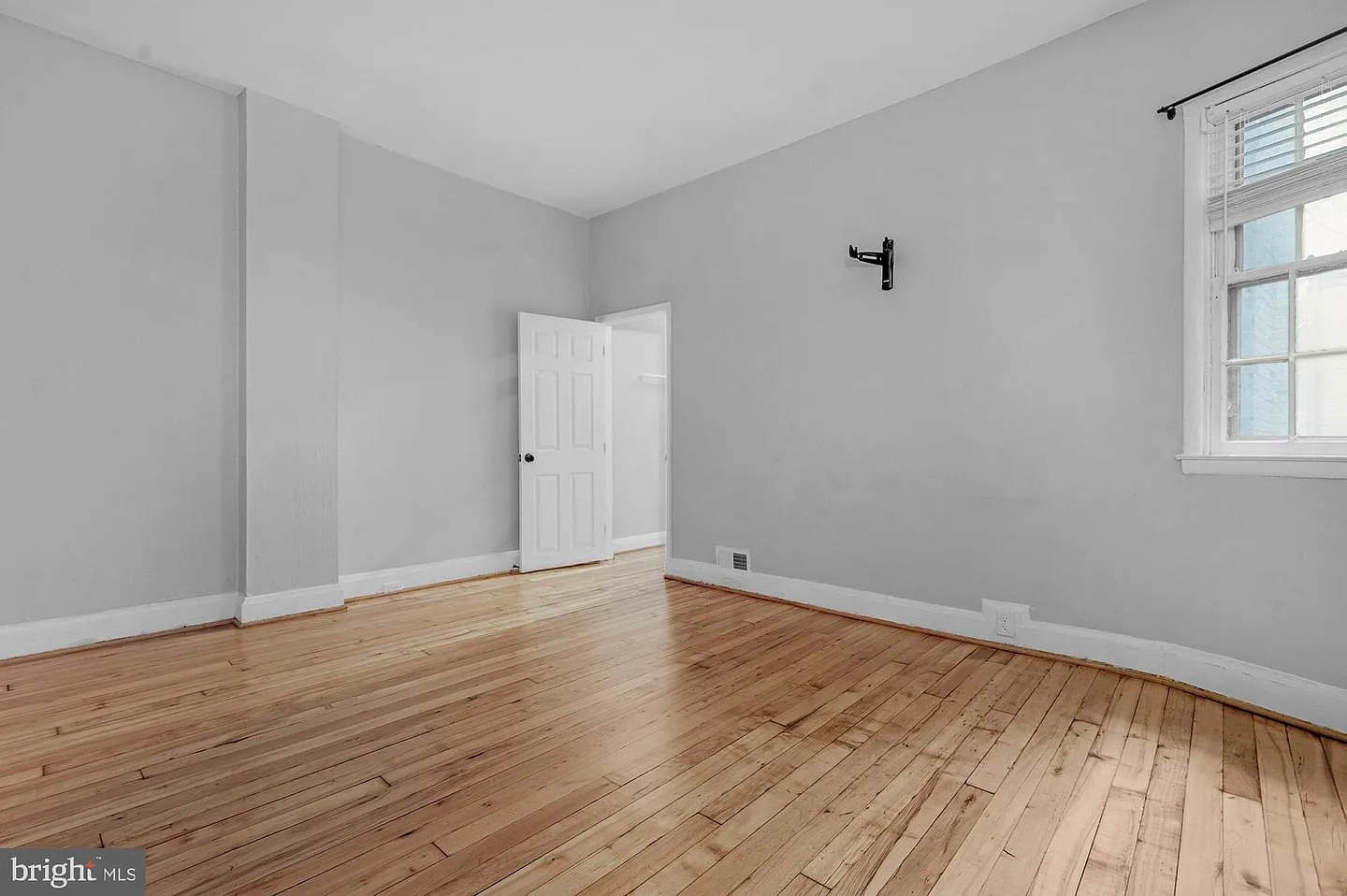 1 bed, 1200 sqft, $1,500 — Photo 3
