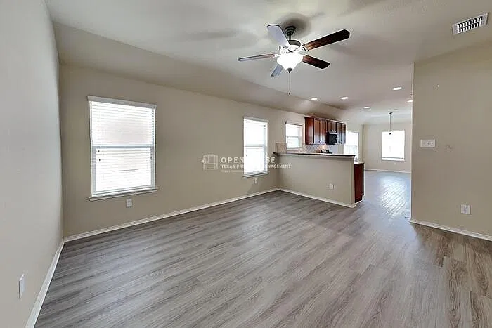 3 bed, 2.0 bath, 1458 sqft, $2,100 — Photo 4
